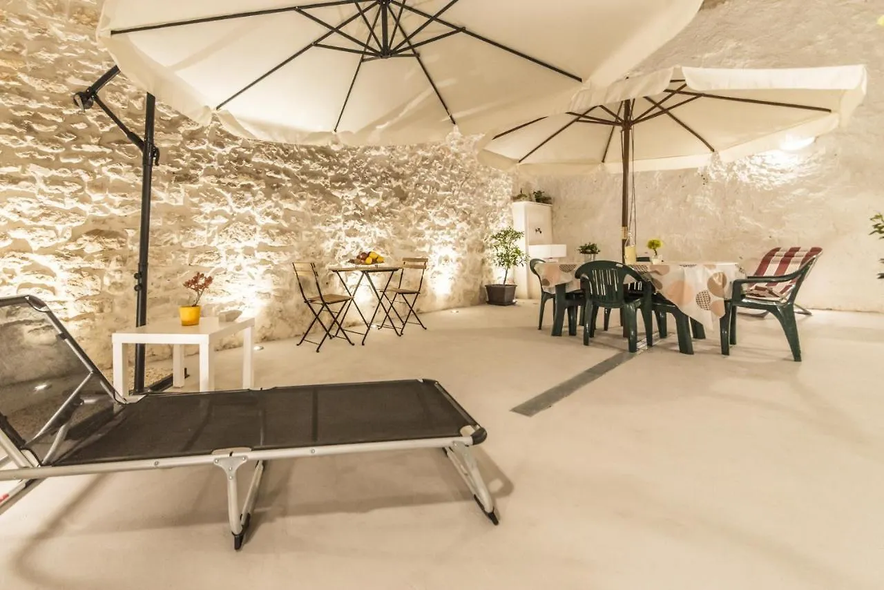 Carlentini House B&B Комизо 0*,  Италия