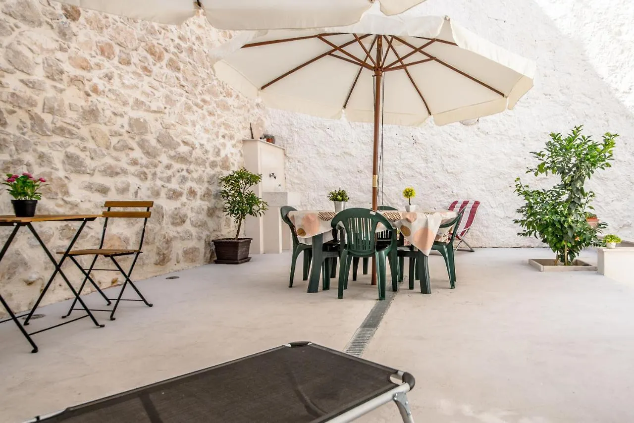 Carlentini House B&B Комизо 0*,