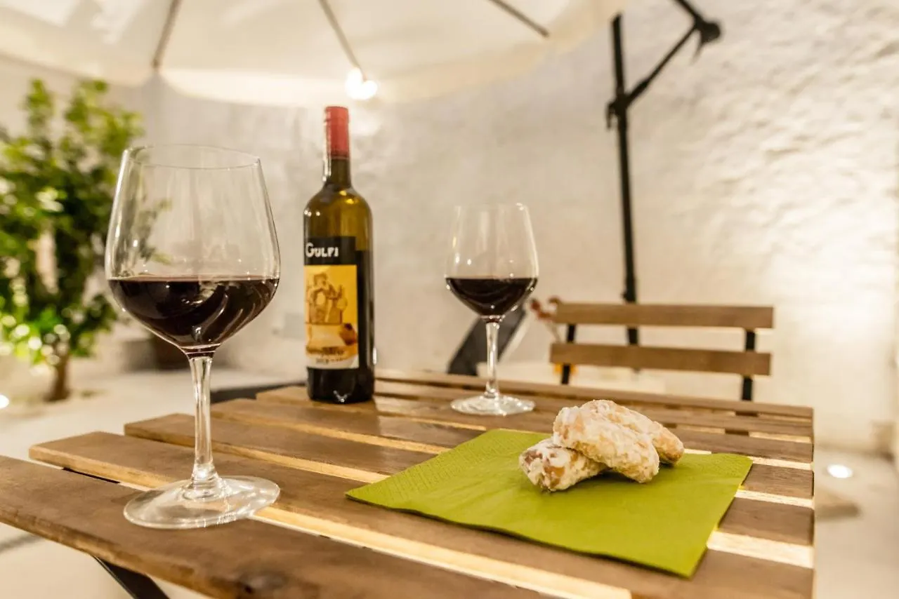 Carlentini House B&B Комизо