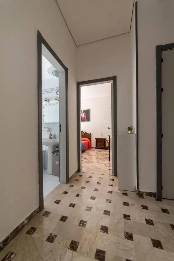 Carlentini House B&B Комизо